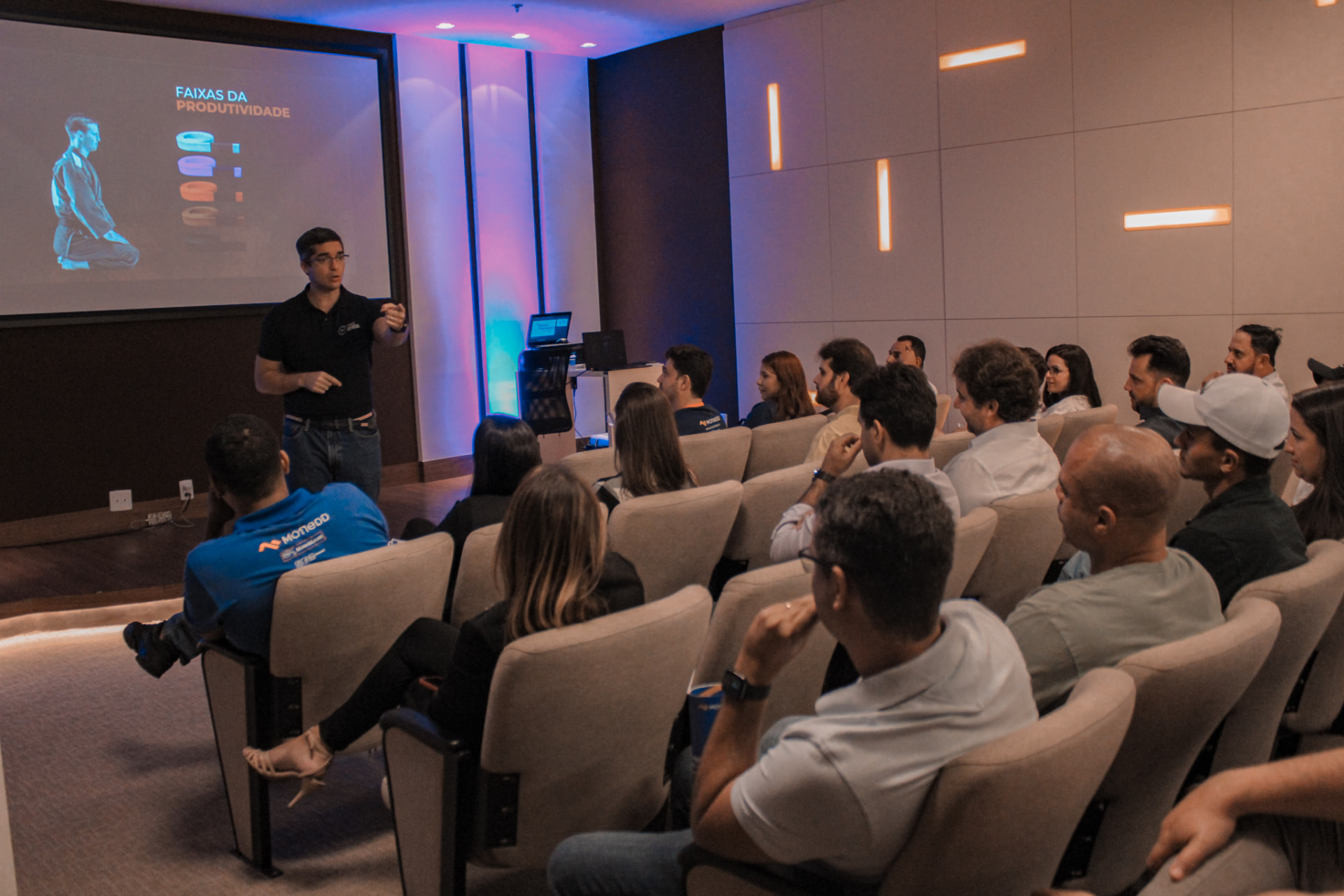 Treinamento Monedd em auditório com franqueados e parceiros
