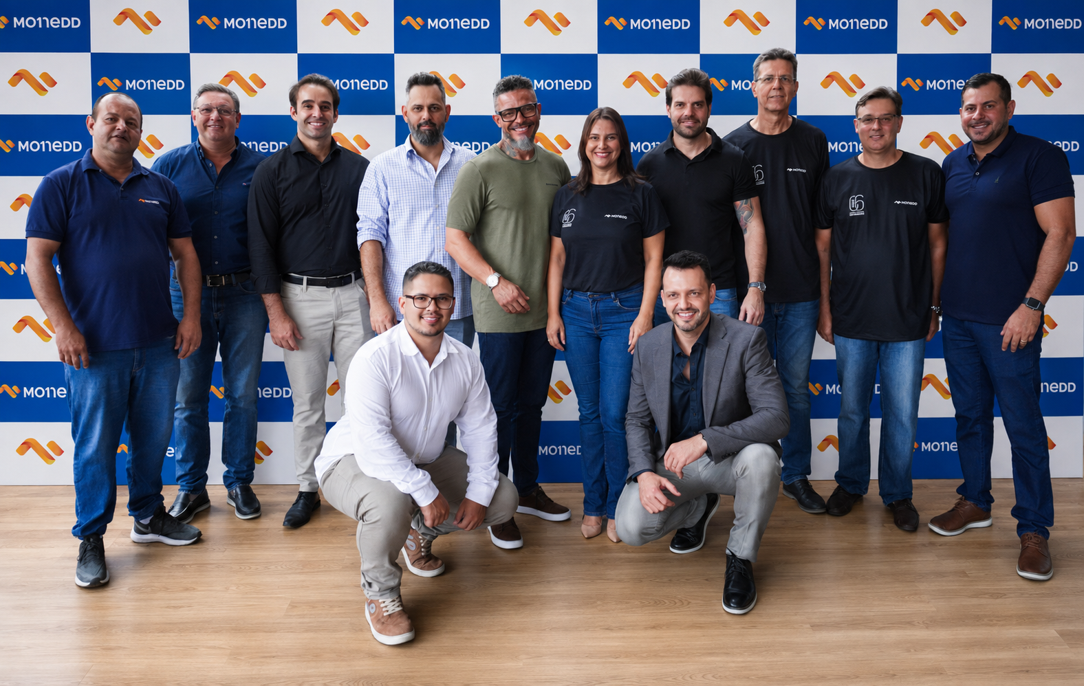 Equipe de franqueados Monedd reunida em evento da marca