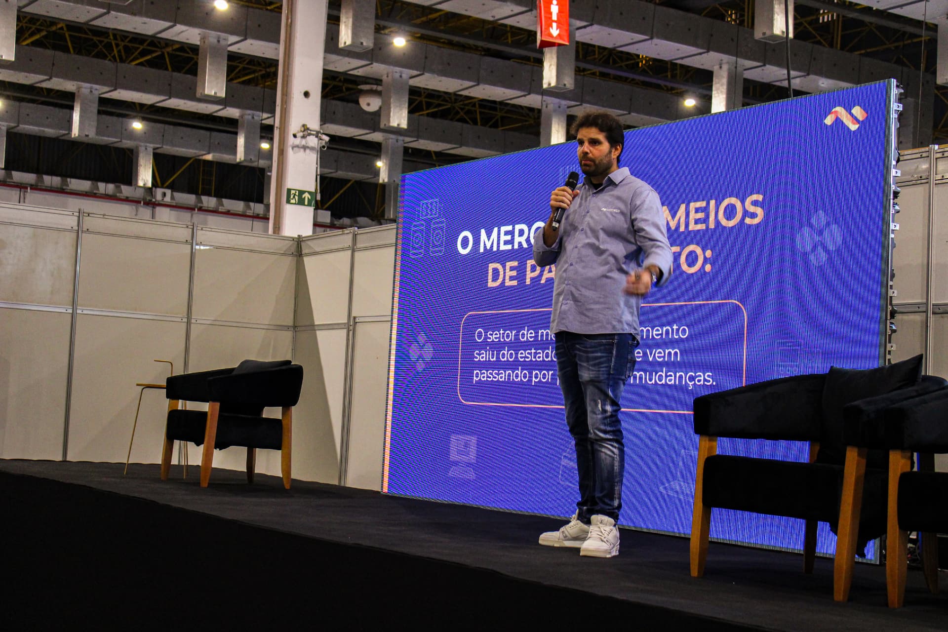 Sócio da Monedd palestrando sobre o mercado de meios de pagamento