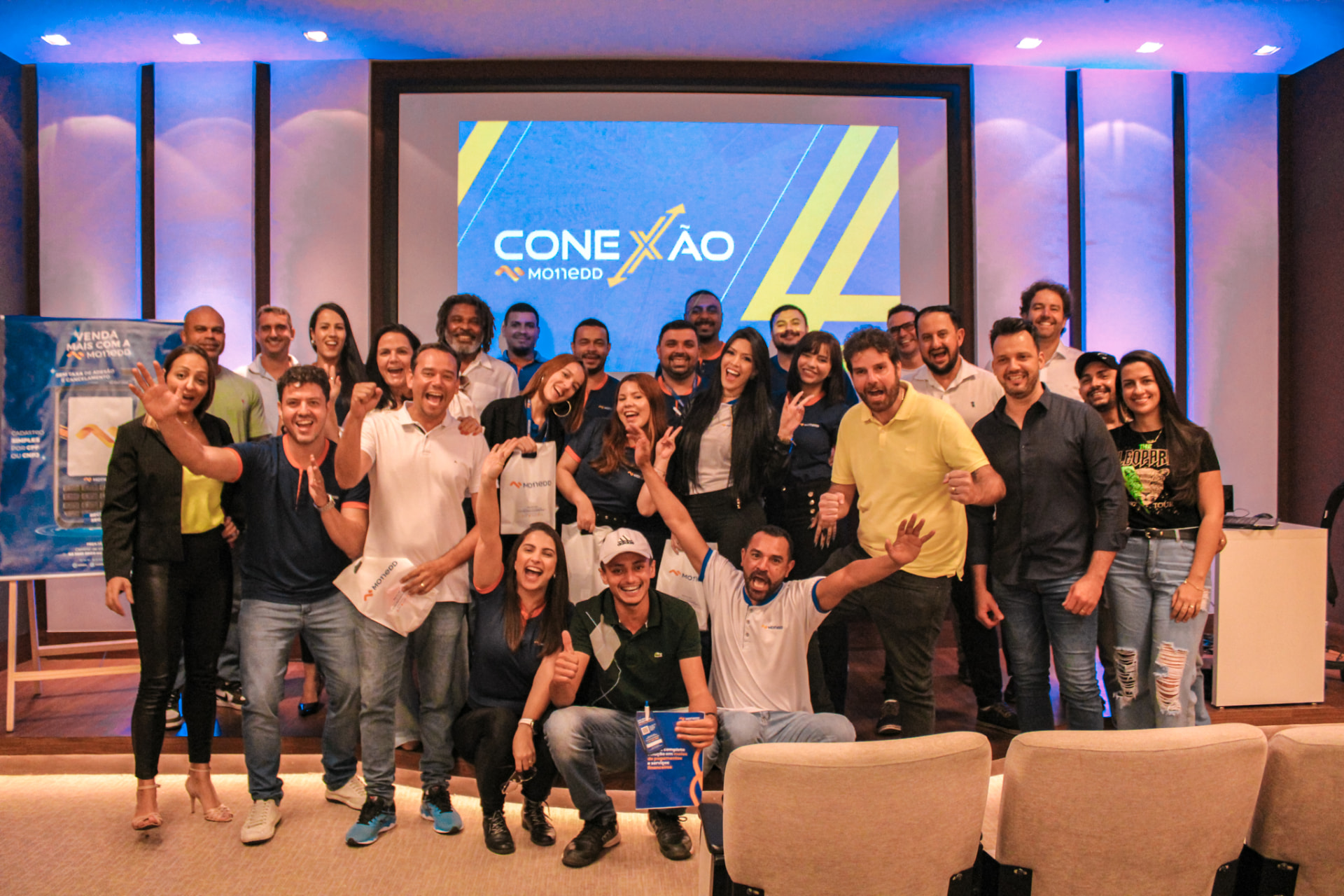 Time e parceiros Monedd reunidos no evento Conexão Monedd